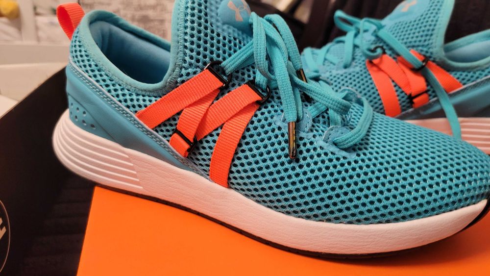 Adidași, purtați o singura data! Marca Under Armour