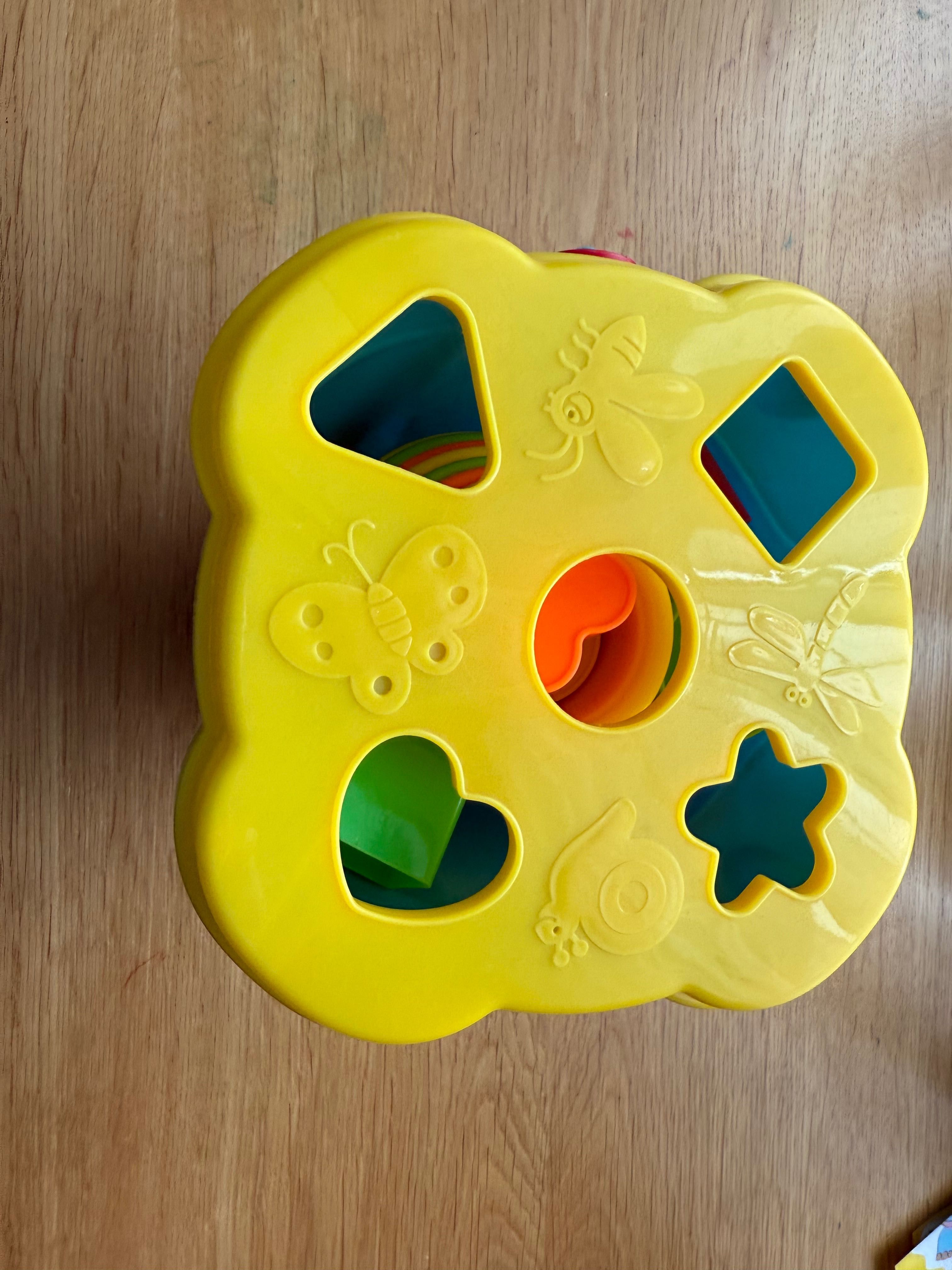 Комплект с кула фигурки за сортиране Playgro