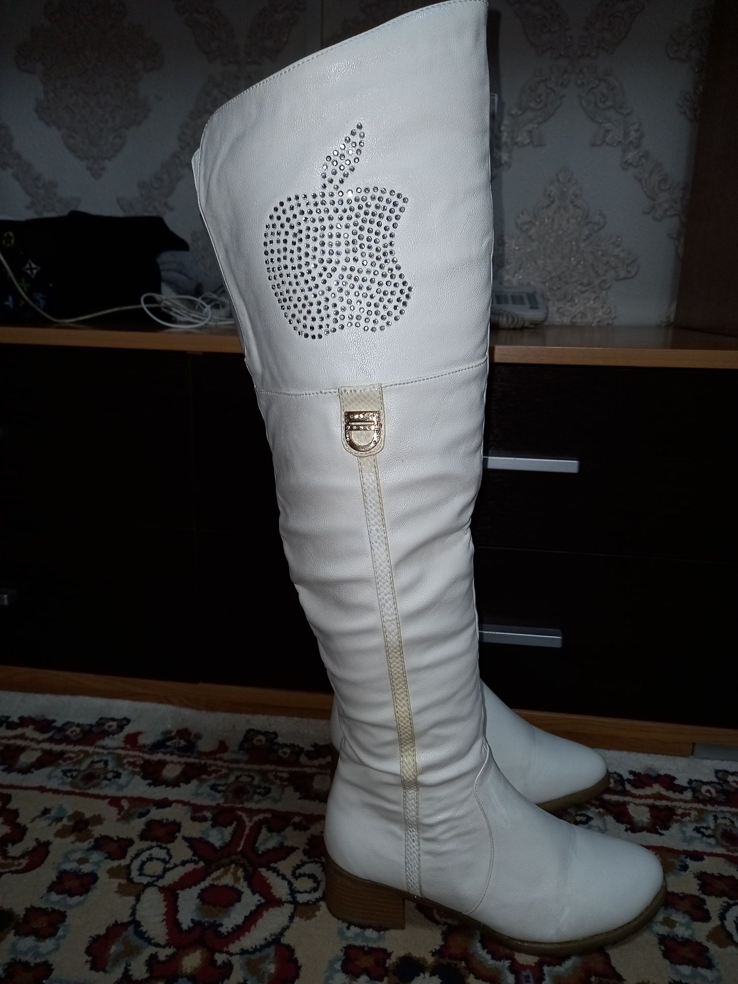Продам белые сапоги