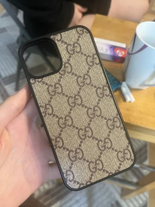 Vand husa IPhone 13 simplu