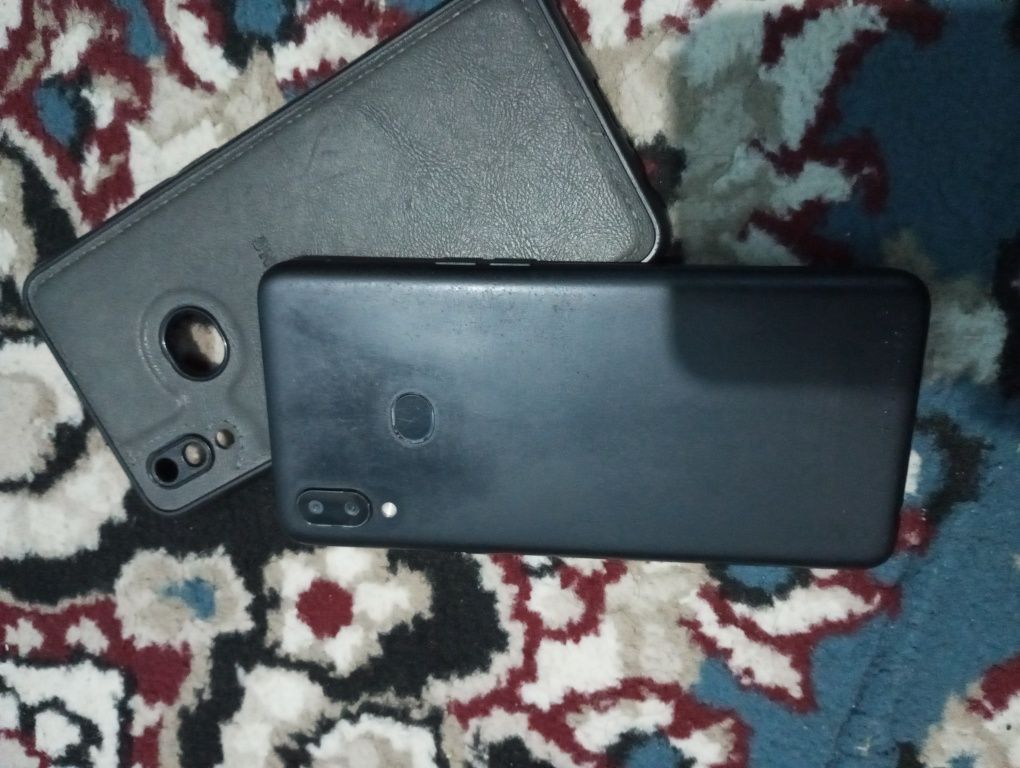Samsung Galaxy S10  хорошо состояние все работает  коробка нет