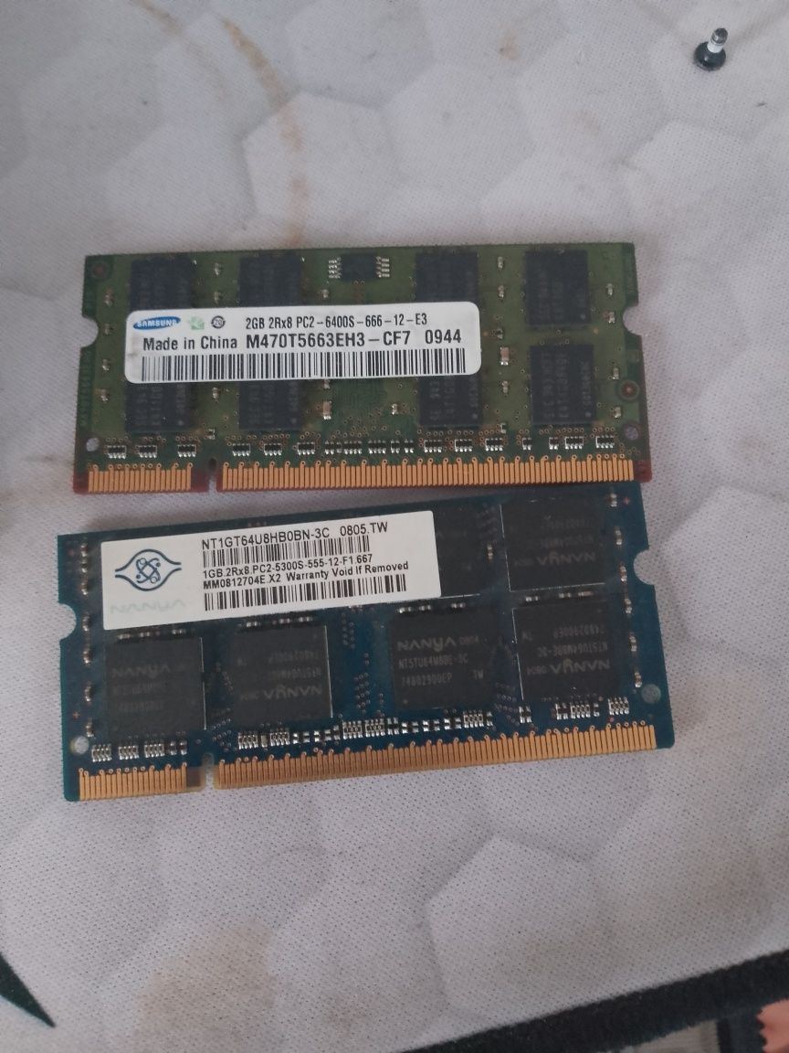 Plăcuțe RAM DDR2 1 gb și 2