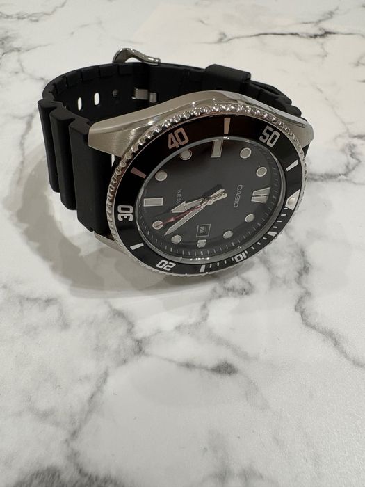 Продавам часовник Casio MDV 107 D