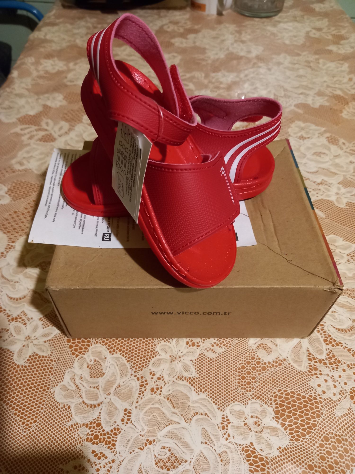Чисто нови детски сандали номер 25. Червен цвят.