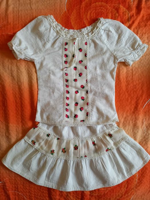 Costum popular, traditional,  ie