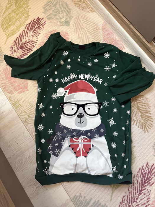 Продавам два коледни пуловера и две красиви рокли