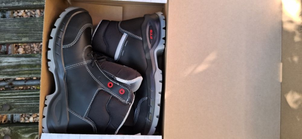 Италиански обувки с метална пластина предпазвашта пръстите .