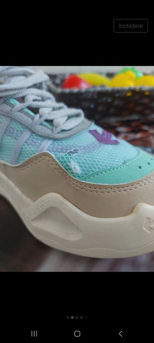 Adidasi coloati purtati