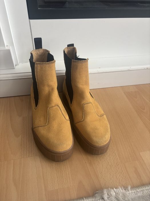 Ghete piele intoarsa Puma