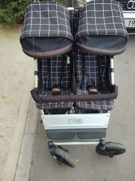 Продавам количка за близнаци Mountain buggy