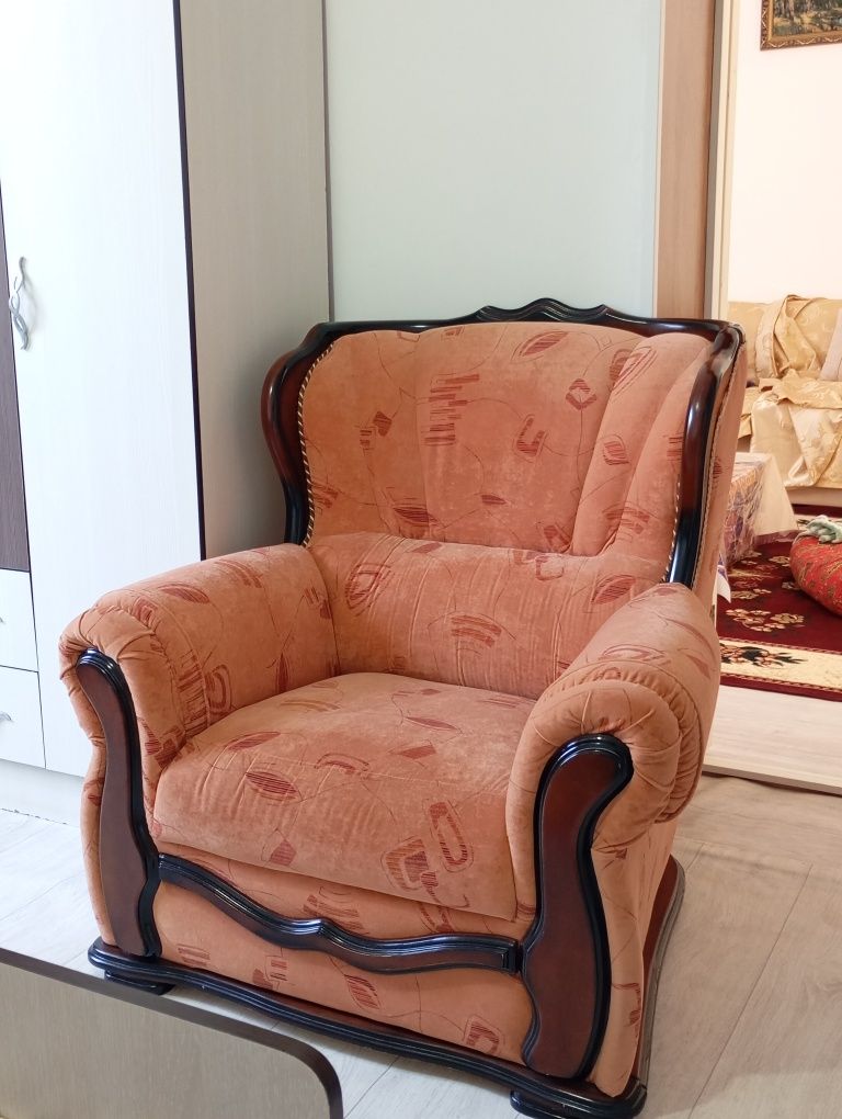 Продается диван и кресла