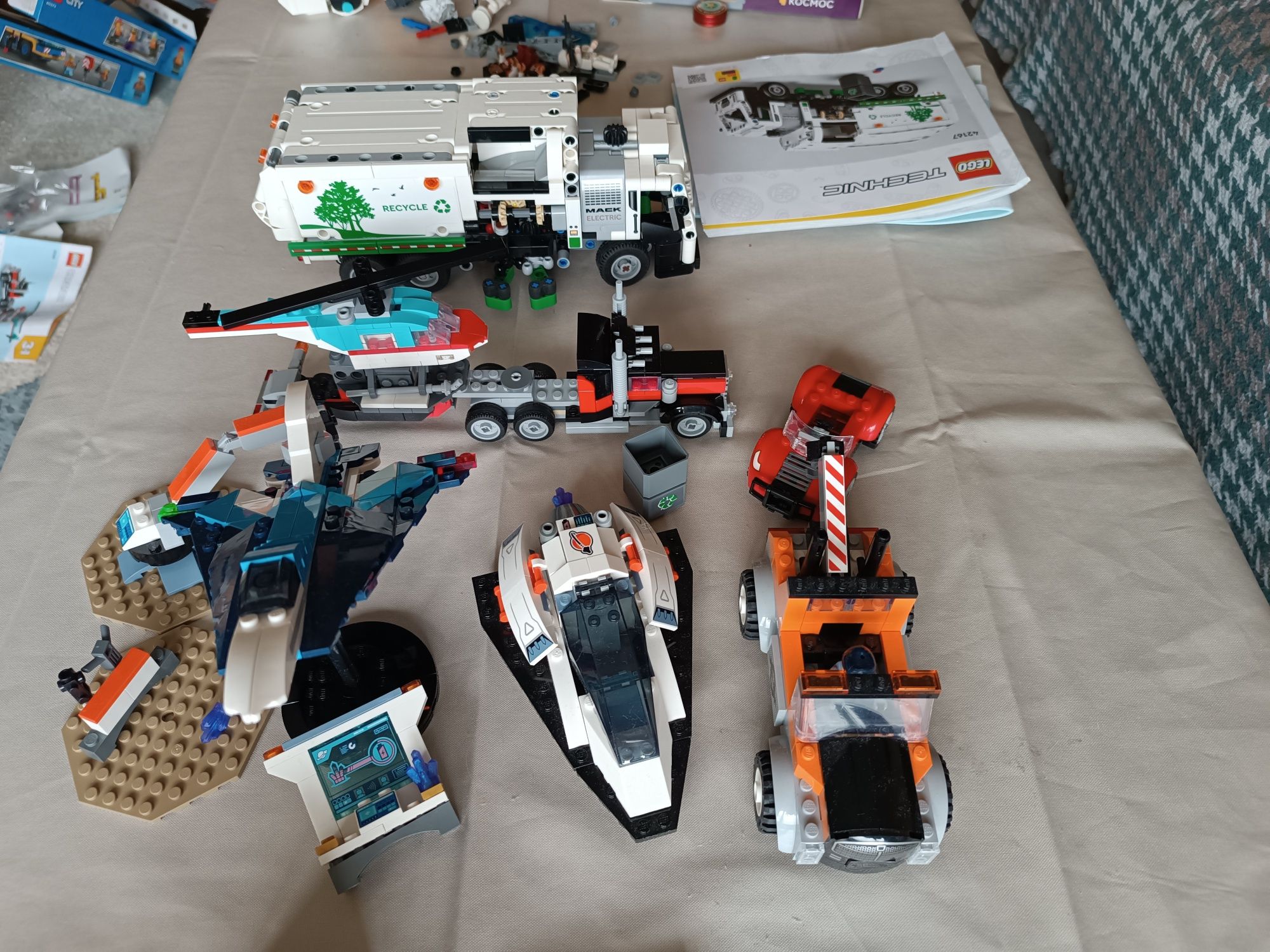 Лот Lego няколко сета.