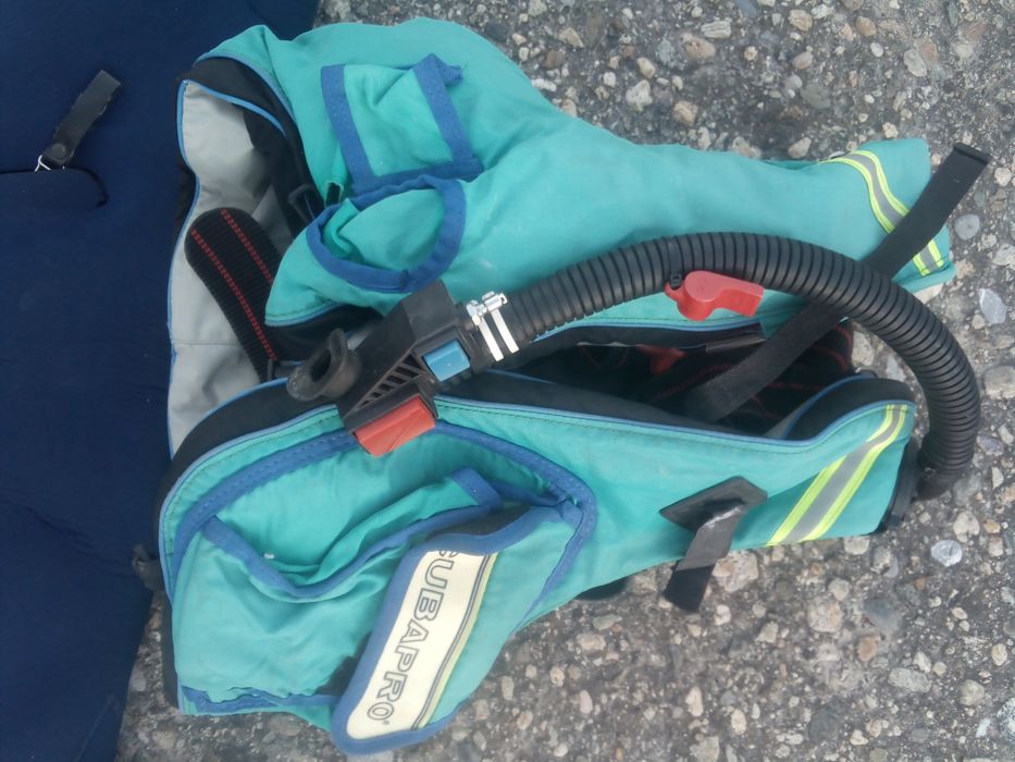 Costum uscat scafandru și vesta salvare