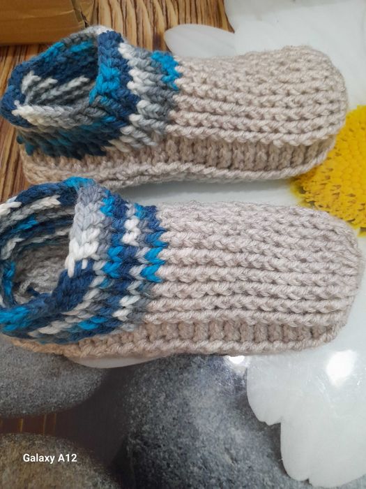 Топли  терлици чорапки и ботушки от плюшена прежда.