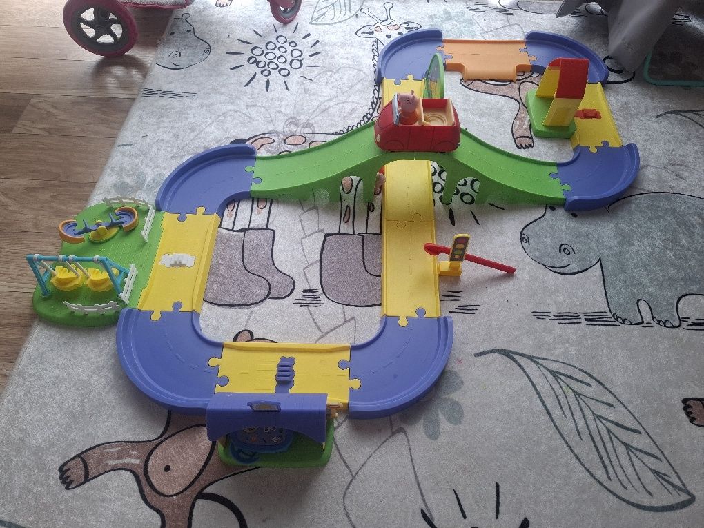 Писта на Peppa Pig с кола