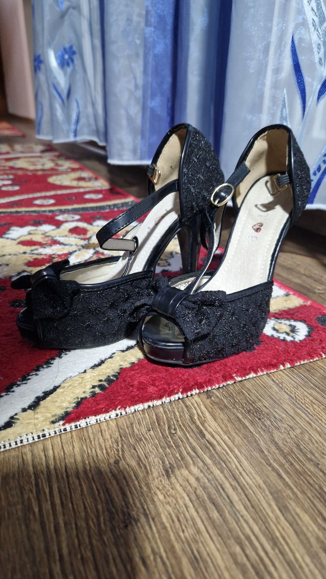 Sandale cu toc marimea 35