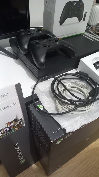 Xbox One X 1Tb  2 joystick-uri