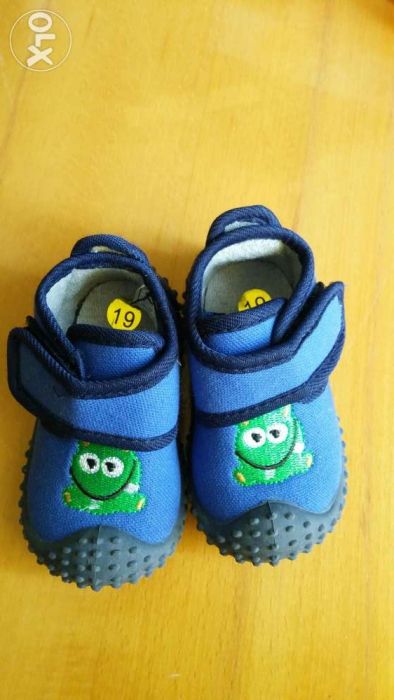 Продам новые детские ботинки