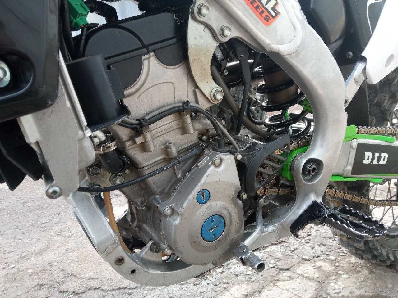 Продается кроссовый мотоцикл Kawasaki KX250F 2013 года.