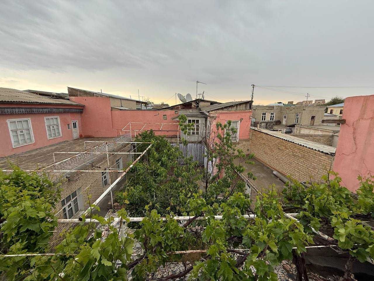 Tayyor 5.5 sotiqli hovli sotiladi.