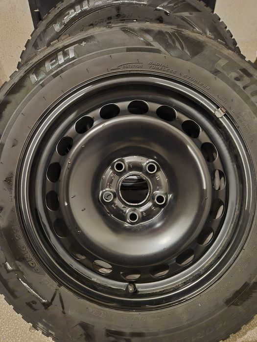 Зимни гуми с метални джанти и тасове