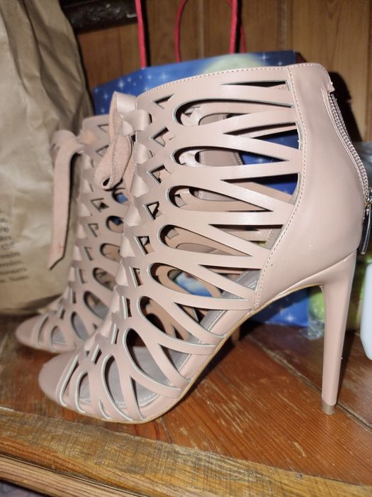 Страхотни сандали на guess