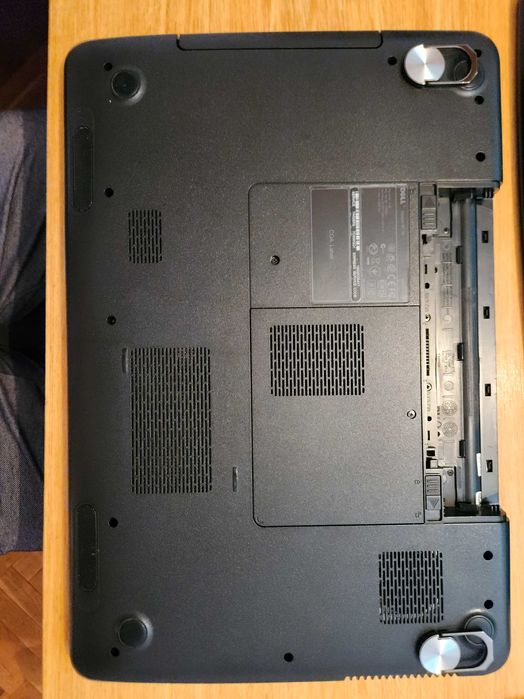 Продавам лаптоп Dell Inspiron N7110