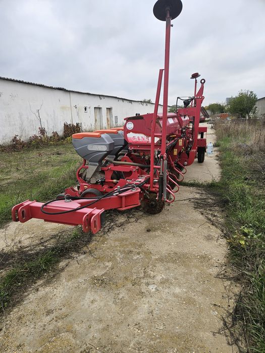 Vând tractor și utilaje