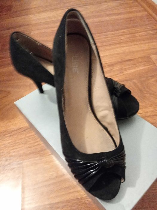 Vand pantofi marimea 38 , negri - 30 lei