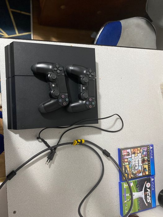 PS4 + 2 controllere + GTA 5 & FIFA 25 – Stare excelentă, gata de joaca