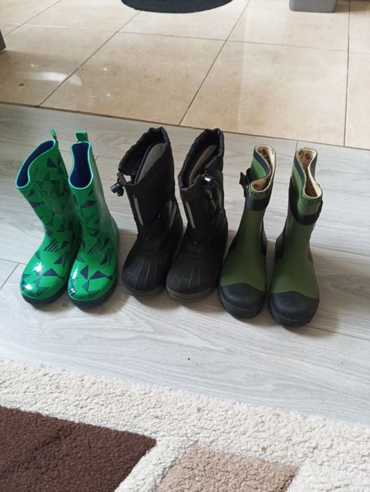 Продавам детски ботушки .