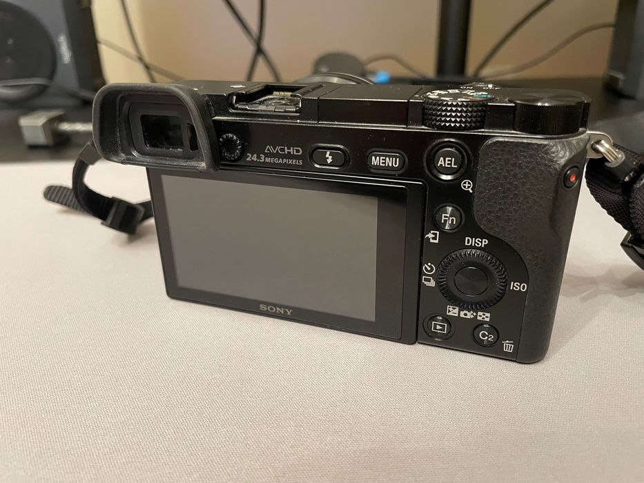 Sony Alpha A6000 + 16-50mm китов обектив