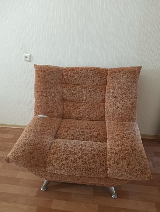 Кресло и телевизор с подставкой