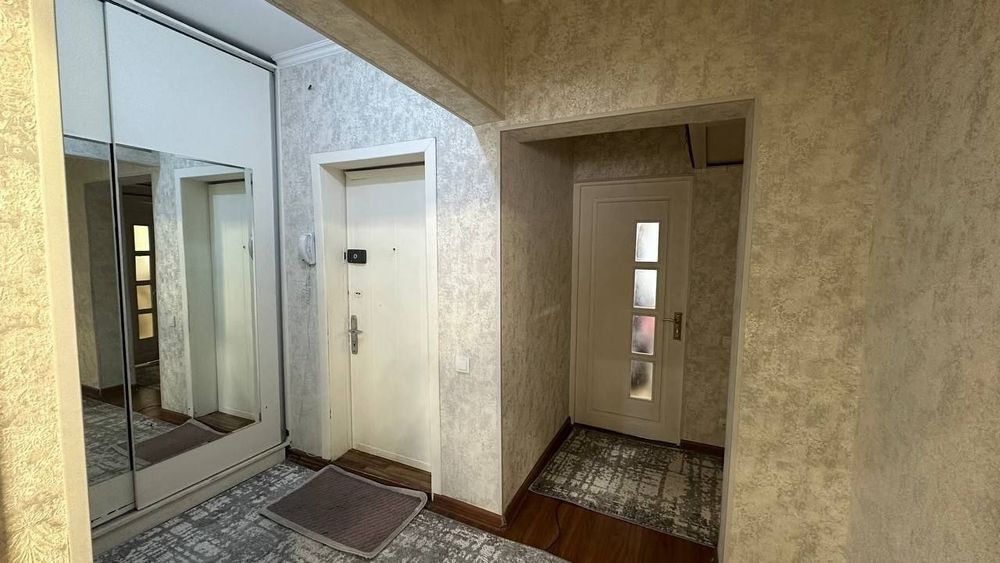 Продаётся Квартира 3-х комнатная Ойбек 60 школа