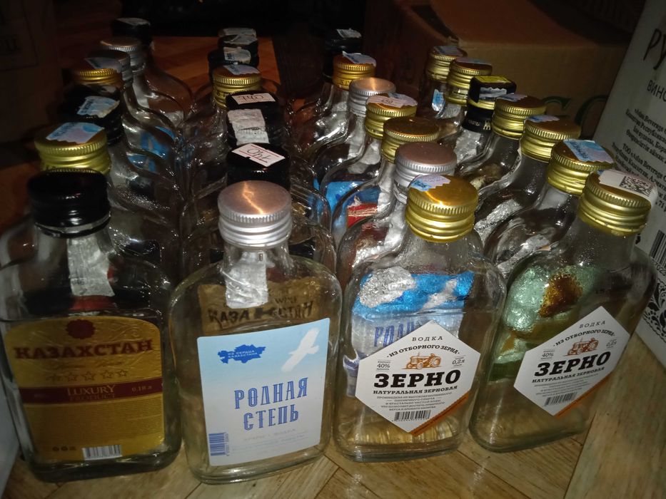 ПРОДАМ маленькие СТЕКЛЯННЫЕ БУТЫЛКИ от водки, коньяка ! Чистые! V=0,25