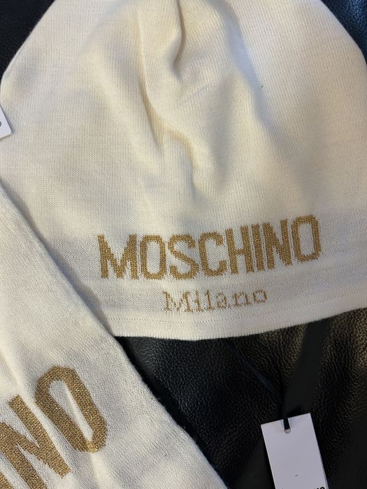 Чисто нов комплект шал и шапка Love Moschino