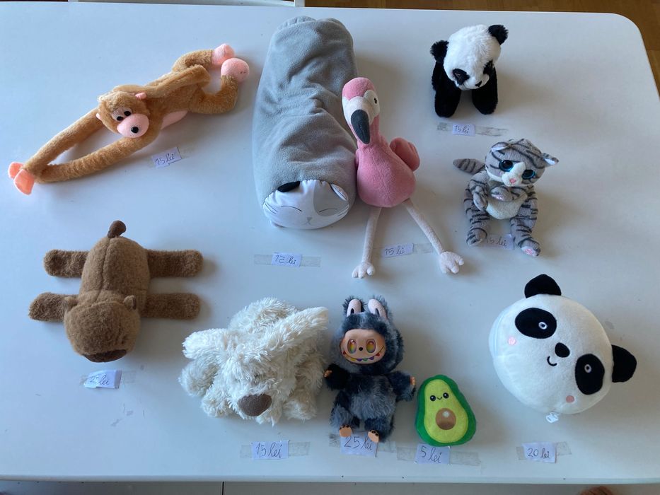 Plușuri de aprox 15 lei