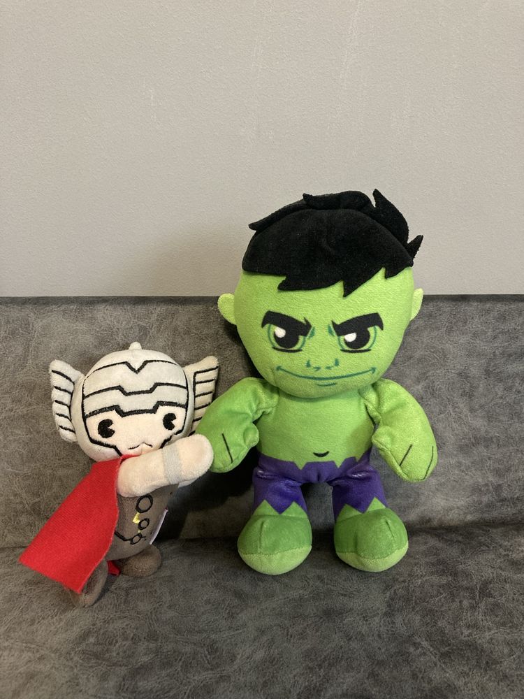 Lot Hulk si Thor