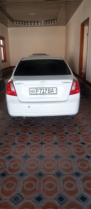 Lasetti 1.8 sotiladi