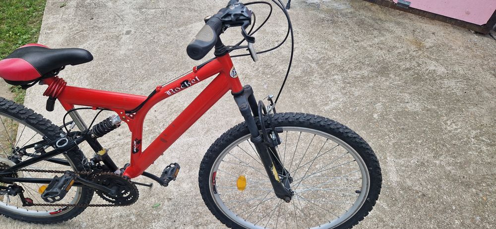 Vand bicicleta cu roti de 26