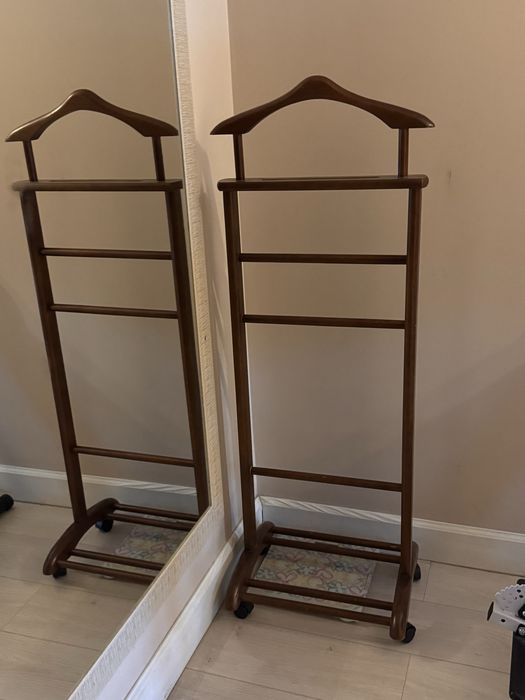 Продам красивую деревянную вешалку на колесиках