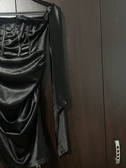 Сатенена черна рокля