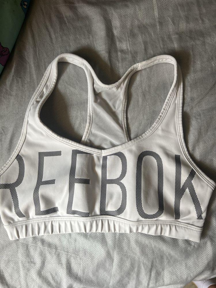 Продавам бюстие reebok