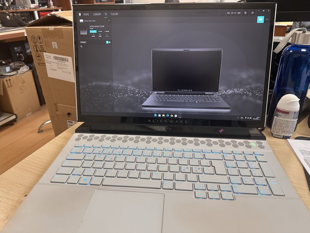 Лаптоп Alienware M17 R2 i9-9980HK 16GB ddr4 rtx 2080 8GB