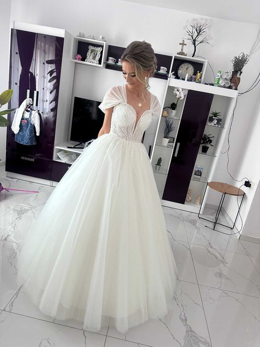 Vand rochie de mireasa  marime S-M ,crenolina si voal