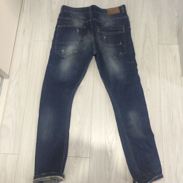 Vând blugi pull and bear