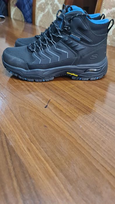 Skechers etigi sotiladi
