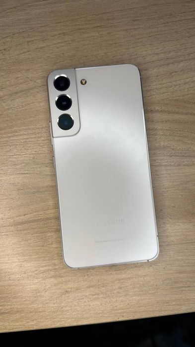 Samsung S22 5G 
Holat 10/9
Snapdragon 8Gen 1
8/256GB 
3700mah 
Korea