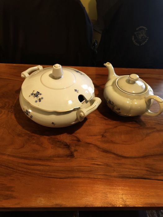 Стари Български порцеланови супник и чайник...