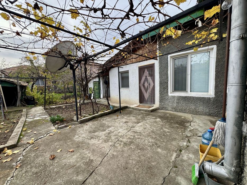 Самостоятелна Къща с Гараж до Очна Клиника “Тасков” , гр. Търговище